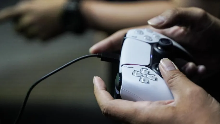 Продажи PS5 снизились, но консоль почти догнала PS4 и даже обошла Nintendo Switch 2 в праздничном квартале Продажи PS5 снизились, но консоль почти догнала PS4 и даже обошла Nintendo Switch 2 в праздничном квартале